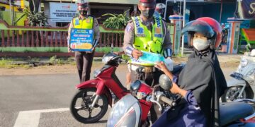 Sat Lantas Polres Seruyan Bagi Masker Untuk Masyarakat