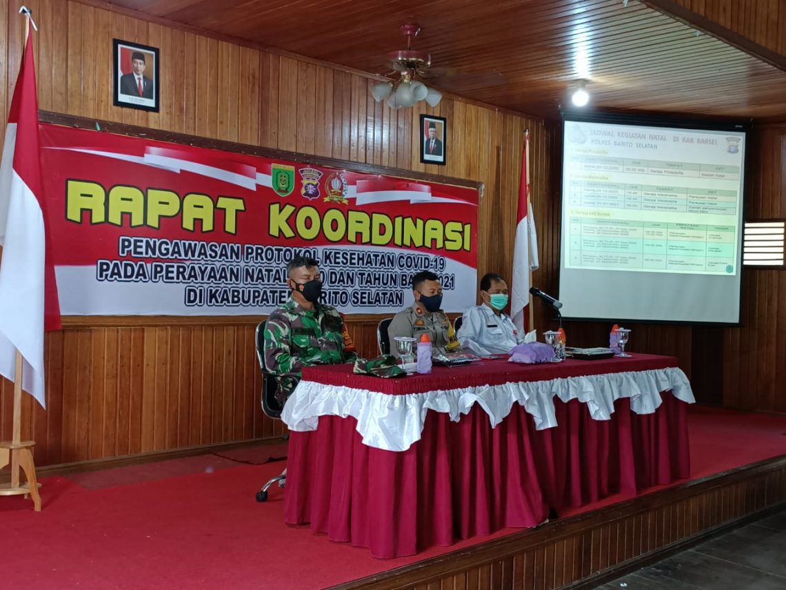 Menjelang perayaan Natal 25 Desember dan menyonsong Tahun baru 2021, Polres Barito Selatan jajaran Polda Kalteng, menggelar Rapat Koordinasi pengawasan protokol kesehatan Covid-19 pada perayaan Natal 2020 dan Tahun Baru 2021 di Kabupaten Barito Selatan. Rabu (23/12/2020) pagi.
Foto : Rul