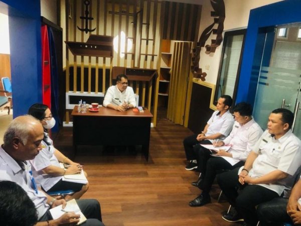 Kepala Dinas Kelautan dan Perikanan (Dislutkan) Prov. Kalteng Darliansjah menerima kunjungan Kepala Desa dari Kabupaten Seruyan, bertempat di aula Dislutkan Prov. Kalteng, Rabu (28/12/2022). Foto : mmc