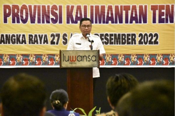 Asisten Bidang Perekonomian dan Pembangunan Setda Prov. Kalteng Leonard S. Ampung saat menyampaikan sambutan