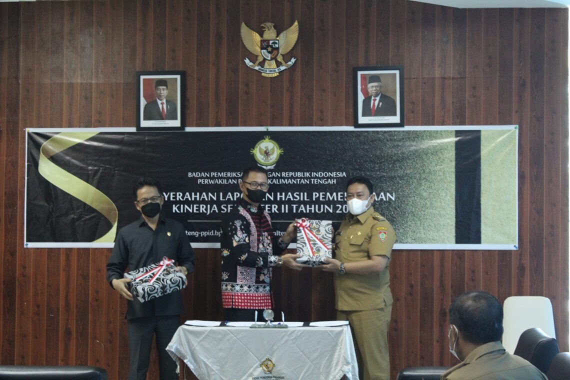 Wakil Gubernur Kalteng, H. Edy Pratowo, secara simbolis menerima Laporan Hasil Pemeriksaan Kinerja atas Upaya Pelaksanaan Vaksinasi Covid-19 pada Pemprov. Kalteng Tahun 2021 dan Instansi terkait lainnya yang diserahkan langsung oleh Kepala Subauditorat Kalteng II Badan Pemeriksaan Keuangan RI Perwakilan Kalteng, M. Suharyanto, Selasa (28/12/2021). Foto : mmc