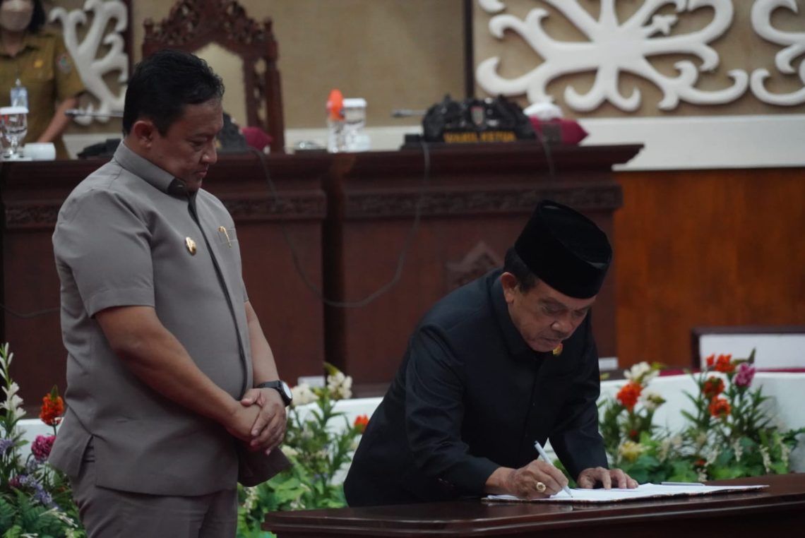 Penandatanganan berita acara persetujuan bersama Gubernur Kalteng dengan Pimpinan DPRD Prov. Kalteng terhadap Raperda tentang dana cadangan Pemilihan Kepala Daerah 2024
