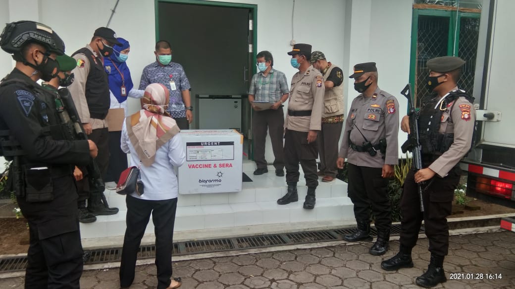 , Polres Seruyan menugaskan personelnya untuk melaksanakan pengawalan pendistribusian vaksin ke Kabupaten Seruyan, Kamis (28/1/2021). Foto : Tbn