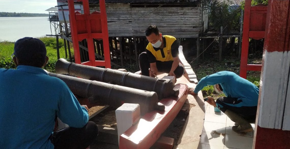 Kapolsek Danau Sembuluh Ipda Dwi Tri Yanto, S.I.P., untuk menghidupkan kembali budaya lokal dengan merawat cagar budaya Meriam Pengantin yang dimiliki Kabupaten Seruyan, Jumat (29/1/2021). Foto : Tbn