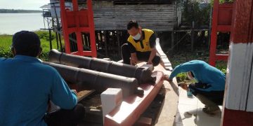Lestarikan Cagar Budaya, Polsek Danau Sembuluh Rawat Meriam Pengantin Bersama Warga