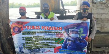 Satpolairud Polres Seruyan Selalu Ingatkan Warga Pesisir Taati Protokol Kesehatan