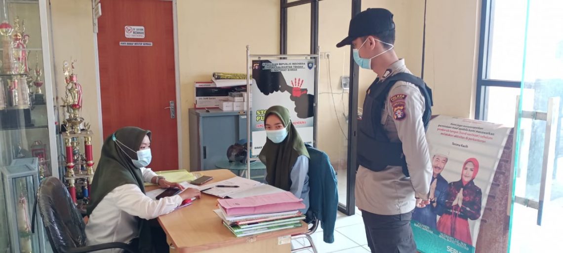 Personil Polres Seruyan Sosialisasi Protokol Kesehatan agar masyarakat perduli dengan kesehatan guna mengurangi angka penularan Covid-19 di Kabupaten Seruyan, Jum'at (29/1/2021). Foto : TN