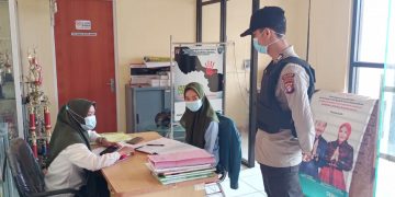 Tidak Pernah Lelah, Personel Seruyan Sosialisasi Protokol Kesehatan Kepada Masyarakat