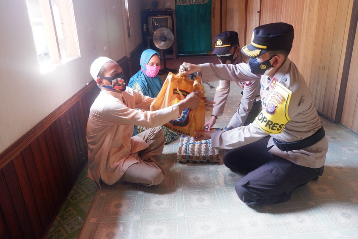 Kapolres Seruyan AKBP Bayu Wicaksono, S.H., S.I.K., M.Si didampingi Kapolsek Seruyan Hilir Ipda Fahroni menyambangi warga yang mengalami disabilitas serta membutuhkan dengan memberikan bingkisan sembako di Kuala Pembuang Kabupaten Seruyan
Senin (29/3/2021) sore. Foto : Tbn