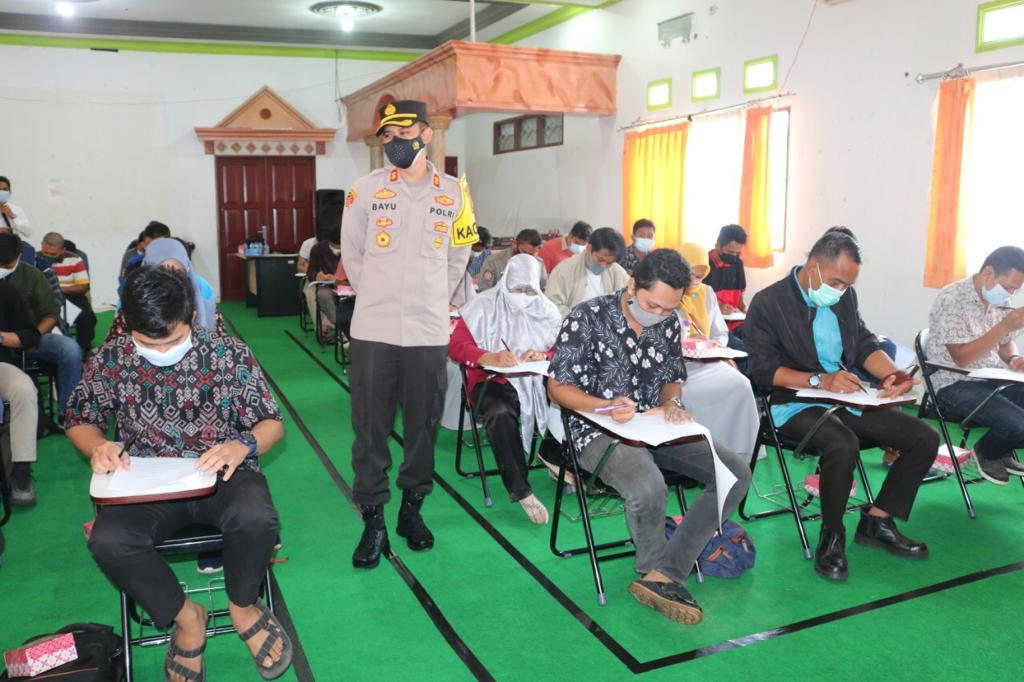 Polres Seruyan telah melaksanakan survey Kepuasan Masyarakat terhadap pelayanan publik di lingkungan Polres Seruyan baik secara internal maupun secara eksternal di Aula Mess Pemda Kab. Seruyan, Senin (29/03/2021) Pagi. Foto : Tbn