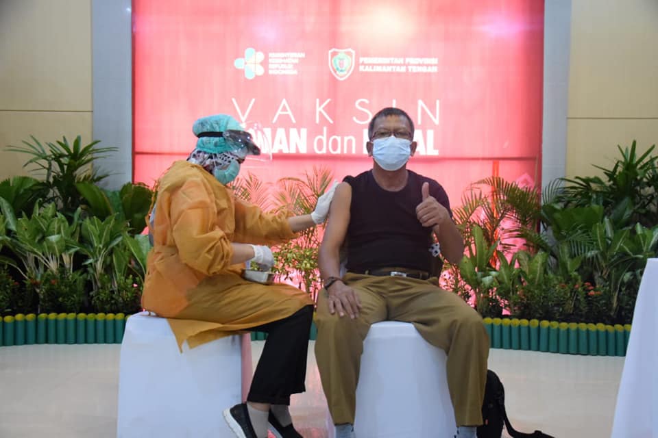 Kepala BKD Kalteng, Katma F Dirun saat mengikuti vaksinasi Covid-19 tahap ketua bersama Kepala Organisasi Perangkat Daerah lainnya, Senin (29/3/2021). Foto : BA