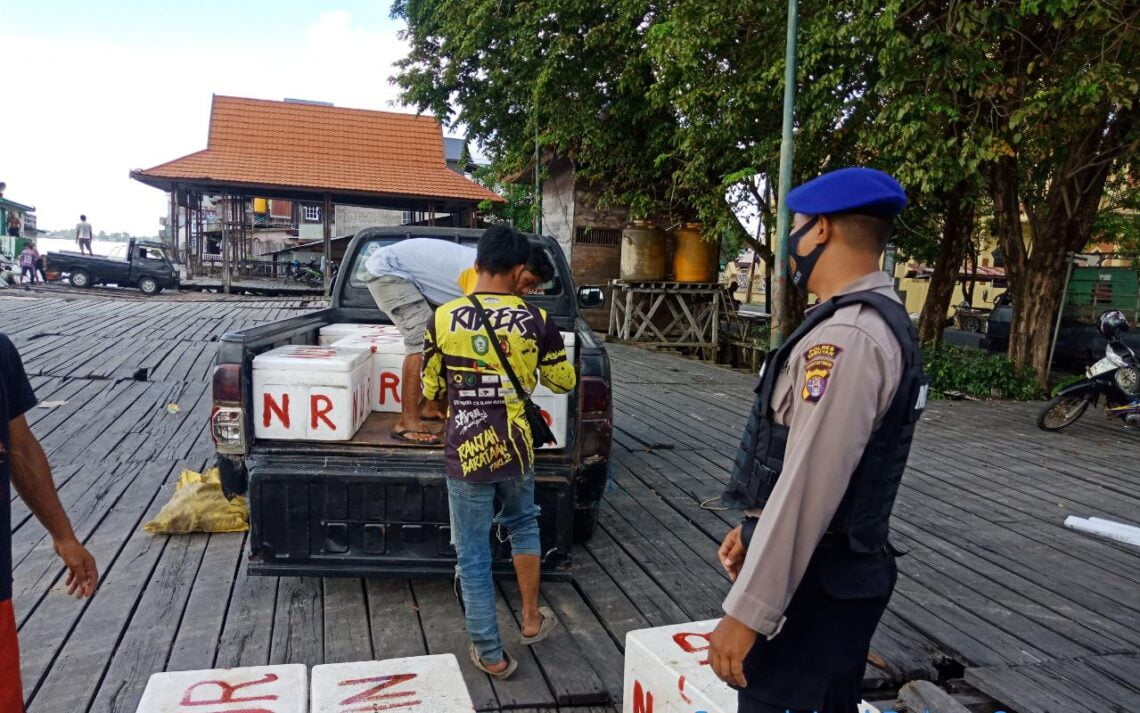 Personil Satpolairud Polres Seruyan, terus tingkatkan Patroli dan sambang masyarakat pesisir, anggota juga menitipkan pesan kepada masyarakat untuk tetap menjaga Kesehatan dan mentaati Protokol Kesehatan, Senin (29/03/2021). Foto : Tbn