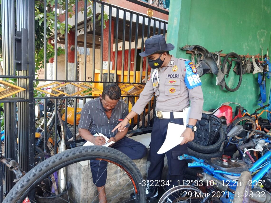 Kesiapan itu tercermin dengan dilaksanakannya survey responden eksternal yang digelar Polres Seruyan kepada masyarakat secara acak, Senin (29/03/2021). Foto : Tbn
