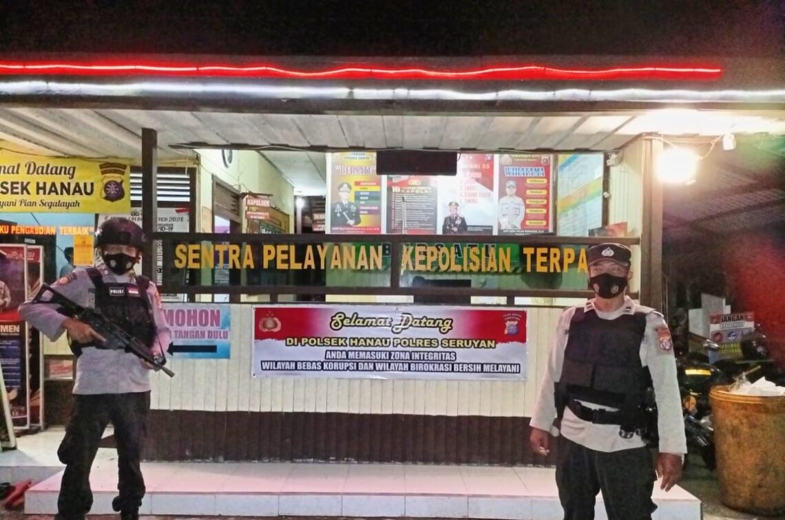 Polsek Hanau yang dipimpin oleh Kapolsek Hanau AKP Azmi Halim Permana S.I.K. memperketat penjagaan Mako Polsek sebagai upaya mengamankan aset Polri, Rabu (28/4/2021). Foto : Tbn