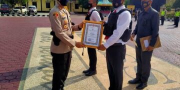 Kapolres Berikan Reward Kepada Personel Polres Seruyan Berprestasi