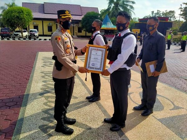 Pemberian Reward Kepada Anggota Polres Seruyan yang berprestasi kembali diberikan Polres Seruyan, Rabu (28/04/2021). Foto : Tbn