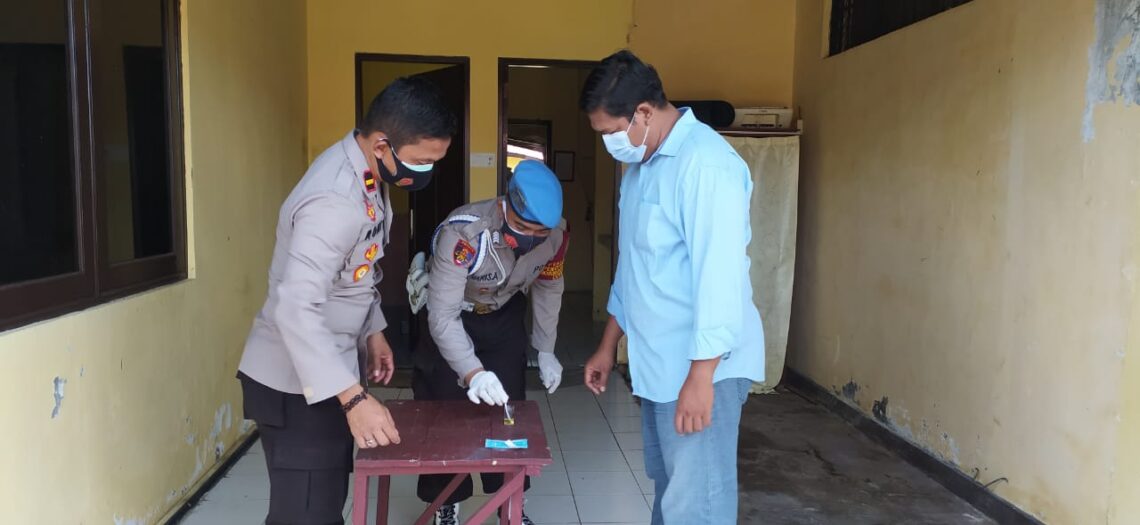 Kapolsek Seruyan Hilir mendadak menginstruksikan seluruh anggotanya untuk mengikuti tes urine usai pelaksanaan apel pagi, Kamis (29/04/2021) pagi. Foto : Tbn