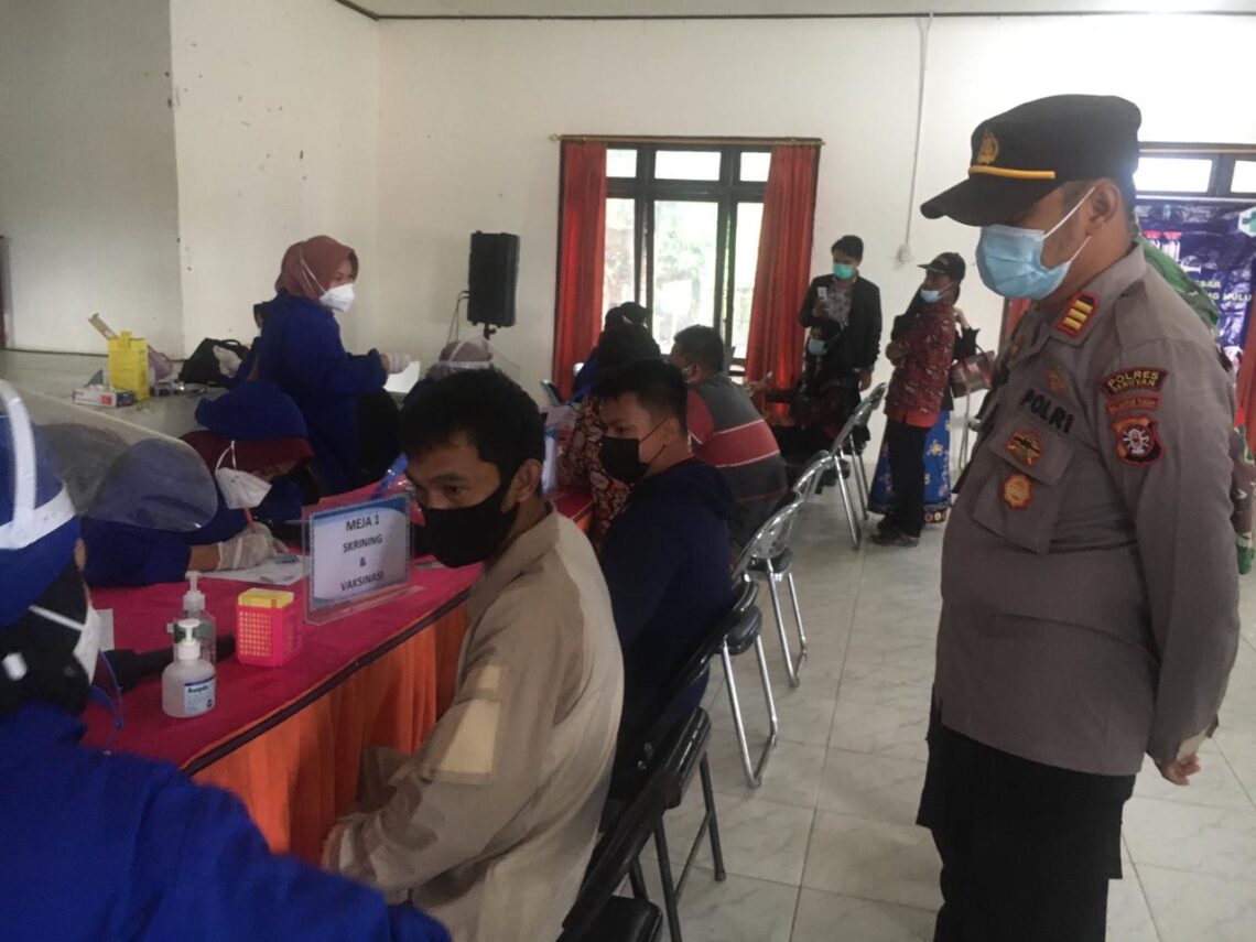 Kapolsek Hanau pelaksanaan vaksinasi kepada warga yang belum pernah di vaksin terutama warga Lansia bertempat di Gedung Serbaguna Desa Pembuang Hulu I Kecamatan Hanau Kabupaten Seruyan, Sabtu (29/5/2021). Foto : Tbn