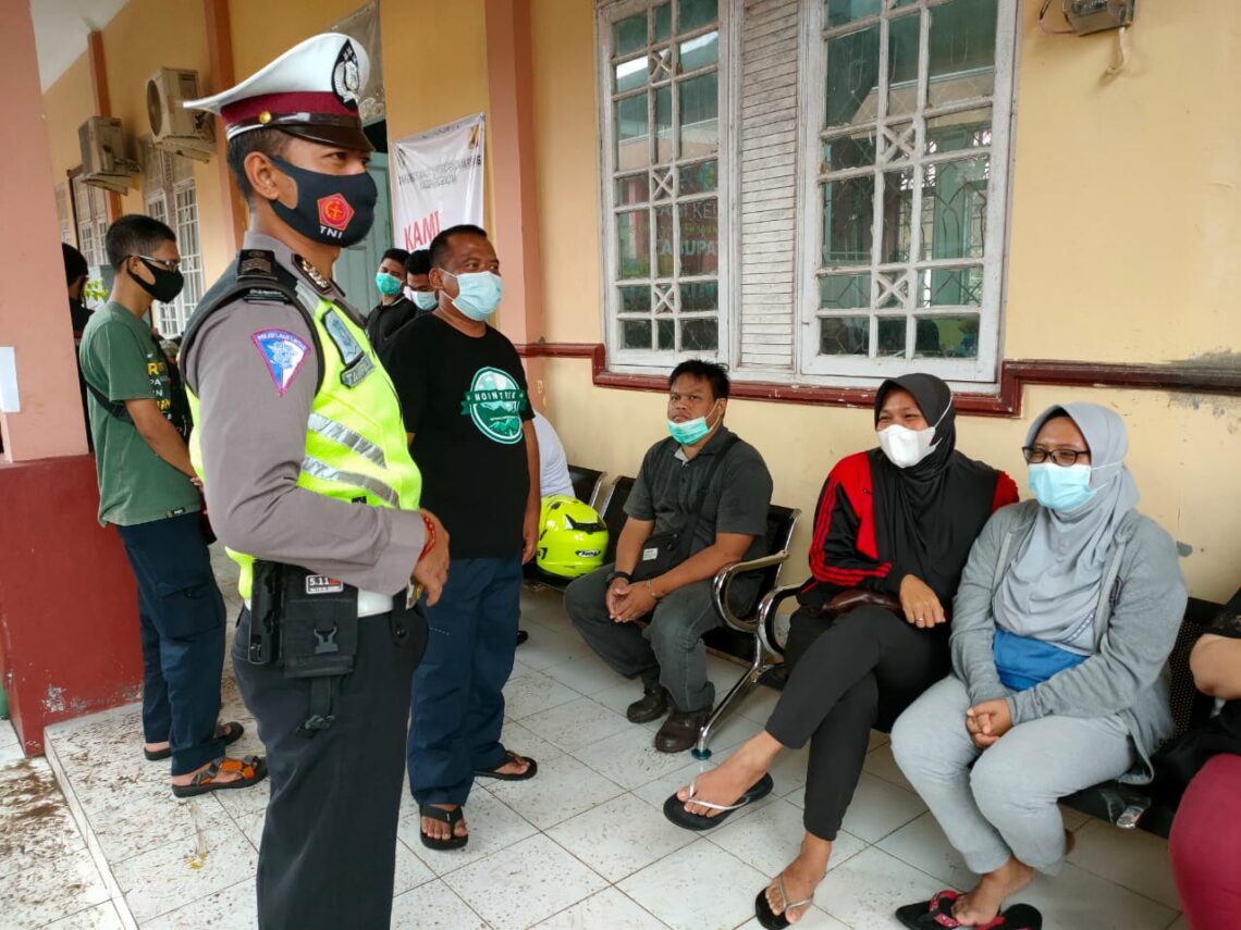 Guna mencegah penyebaran Covid -19, Sat Lantas Polres Seruyan jajaran Polda Kalteng, melaksanakan Pendisiplinan dan Sosialisasi Pencegahan Penyebaran Covid – 19 dalam kota Kuala Pembuang, Kabupaten Seruyan, Provinsi Kalteng, Sabtu (29/5/2021). Foto : Tbn