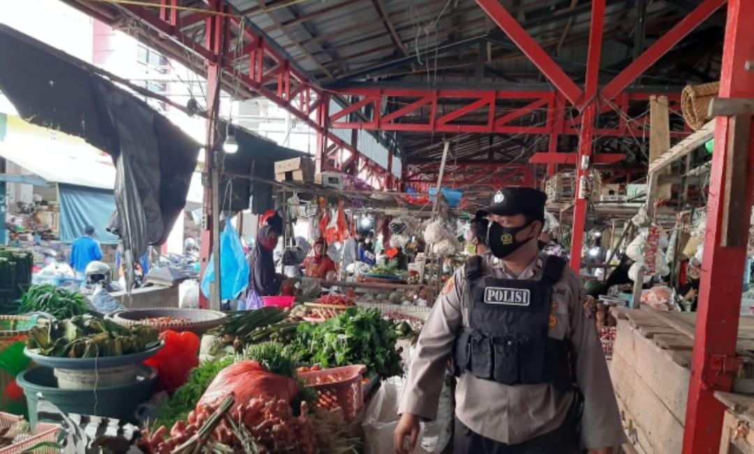 Seiring dengan kebijakan pemerintah terkait menyikapi tentang penanganan Virus Covid-19, masyarakat diimbau untuk mematuhi protokol kesehatan terutama dalam penggunaan masker, Sabtu (29/05/2021). Foto : Tbn