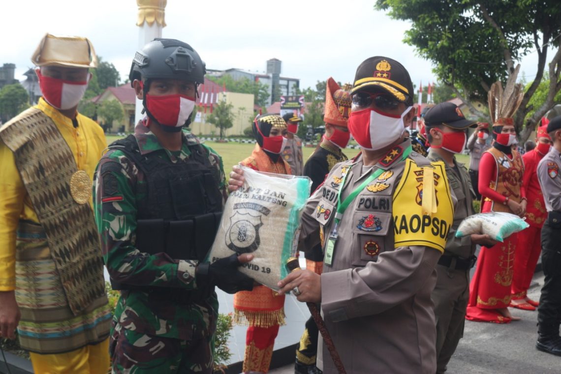 Kapolda Kalteng Irjen Dedi Prasetyo menyerahkan bantuan secara simbolis untuk selanjutnya diserahkan kembali kepada warga, Jumat (29/5/2020). Foto : Tbn