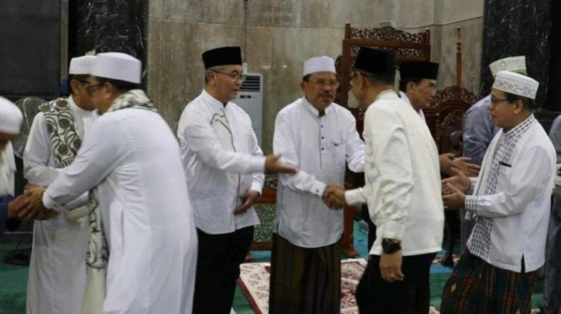 Silaturahmi Usai Salat Subuh di Masjid Raya Darussalam