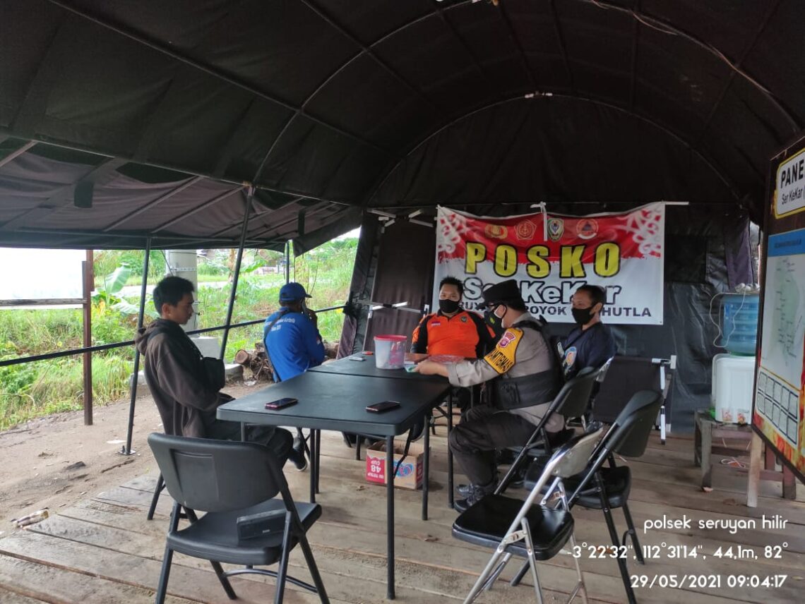 Personel Polres serius menangani Karhutla dengan siaga bersama unsur-unsur terkait, di Posko Karhutla "Serkekar" Polres Seruyan, Sabtu (29/5/2021). Foto : Tbn