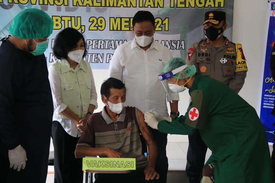 Wakil Gubernur Kalimantan Tengah (Wagub Kalteng) Edy Pratowo bersama dengan Kapolda Irjen Pol Dedi Prasetyo, Kajati Iman Wijaya, dan Kasrem 102/PJG Kolonel Czi Wakhyono meninjau langsung pelaksanaan vaksinasi massal di Puskesmas Desa Jabiren, Kecamatan Jabiren Raya, Kabupaten Pulang Pisau, pada hari Sabtu (29/5/2021). Foto : TN