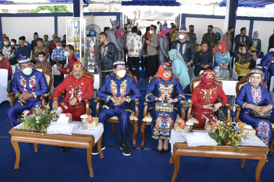 Sekretaris Daerah Prov. Kalteng H. Nuryakin saat menghadiri Upacara Peringatan Hari Jadi ke-72 Kabupaten Barito Utara