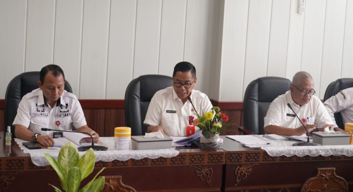 Pemprov. Kalteng Asisten Bidang Perekonomian dan Pembangunan Sekretariat Daerah Prov. Kalteng Leonard S. Ampung pimpin konferensi pers terkait suplai ternak sapi yang ada di Kalteng, bertempat di Ruang Bajakah Utama Kantor Gubernur Kalteng, Rabu (29/6/2022). Foto : Ist