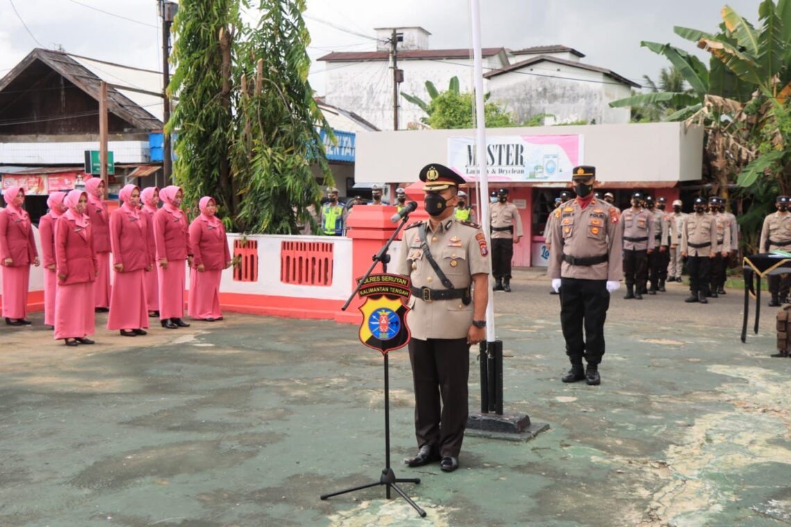 Dalam memperingati HUT Bhayangkara yang ke-76, Polres Seruyan mengadakan ziarah dan tabur bunga di Taman Makam Pahlawan Pasir Kencana Kuala Pembuang, Rabu (29/06/2022). Foto : Tbn