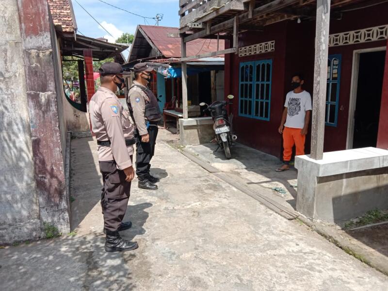Personel Binmas Polres Seruyan ikut memantau dan memberikan motivasi semangat kepada masyarakat dan tenaga honorer salah satu intansi Dinas Kesehatan Kabupaten Seruyan yang tengah menjalani isolasi mandiri (isoman) di Kec.Seruyan Hilir Kab.Seruyan, Kamis (29/7/2021). Foto : Tbn