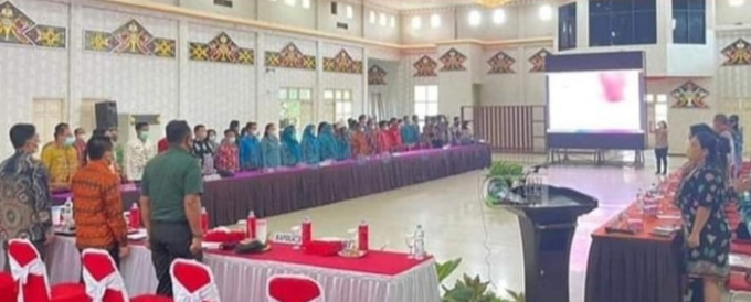 Rembuk stunting yang menghasilkan komitmen bersama penurunan stunting serta rencana kegiatan intervensi gizi terintegrasi lintas sektoral. Acara ini berlangsung di GPU Tira Tangka Balang, Kota Puruk Cahu, Kamis (28/7/2022). Foto : Kpl