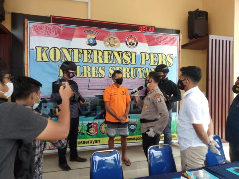 Kapolres Seruyan AKBP Bayu Wicaksono, S.H., S.I.K., M.Si didampingi Kasat Resnarkoba Ipda Andri Wicaksono, S.Sos. menggelar Press Release terkait pengungkapan pelaku penyalahgunaan Narkotika yang berhasil diamankan Satuan Reserse Narkoba Polres Seruyan, Kamis (29/07/2021). Foto : Tbn