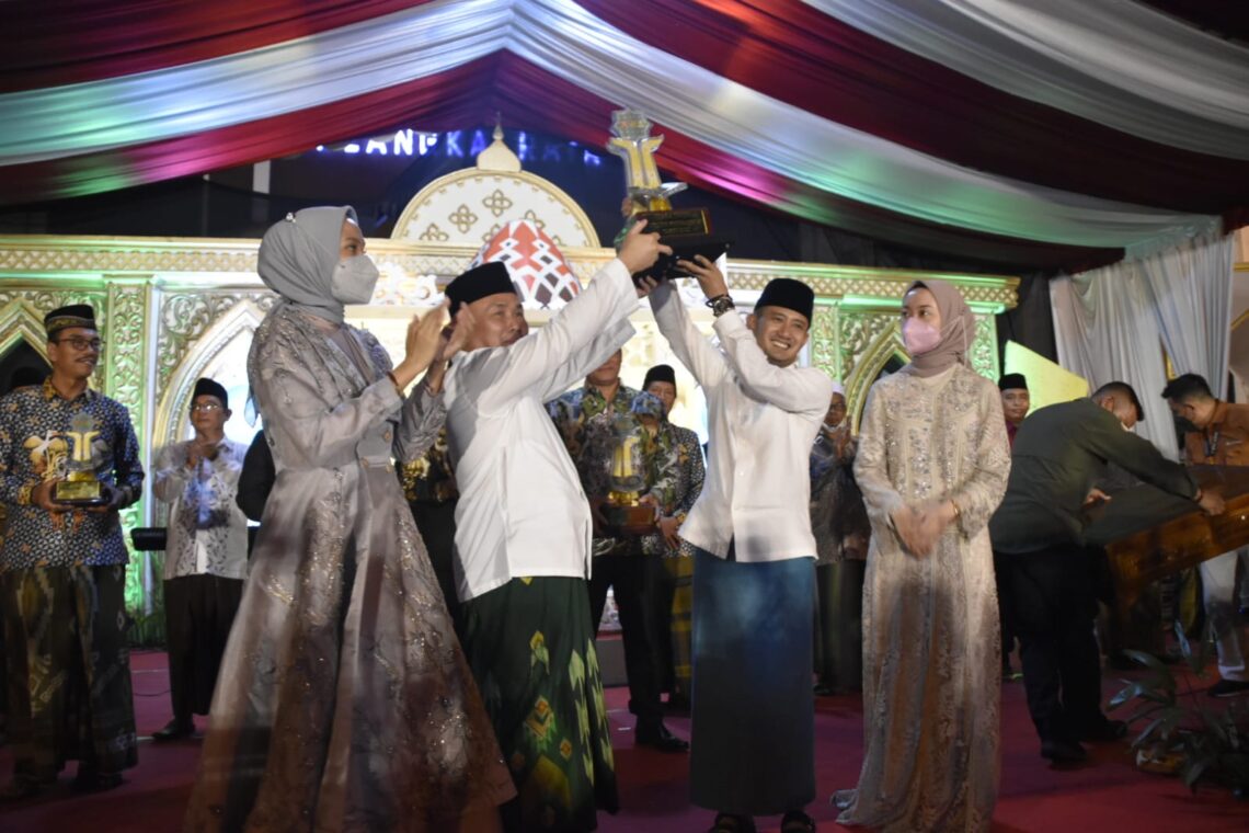 Gubernur Kalteng, H Sugianto Sabran menyerahkan Piala Juara Umum MTQH kepada Wali Kota Palangka Raya, Kamis (28/7/2022) malam. Foto : Ist