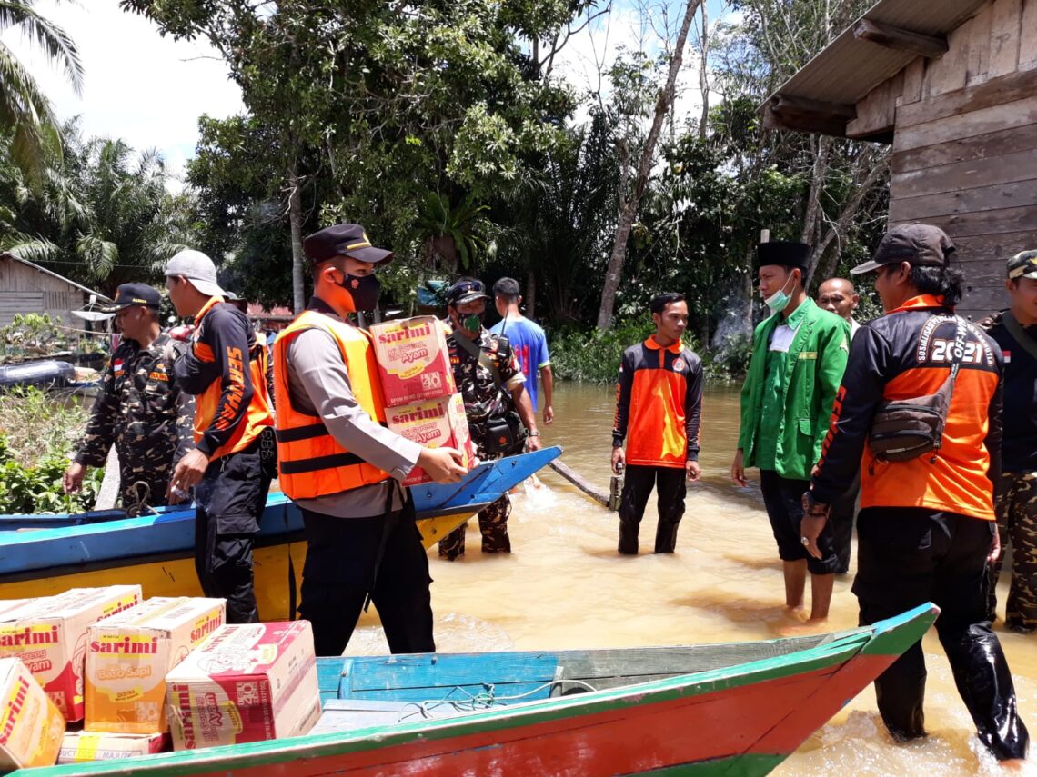 Kapolsek Hanau Serahkan Bantuan di sejumlah Desa yang Banjir, Minggu (29/8/2021). Foto : Tbn