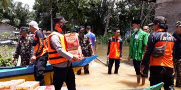 Kapolsek Hanau Serahkan Bantuan di Sejumlah Desa yang Dilanda Banjir