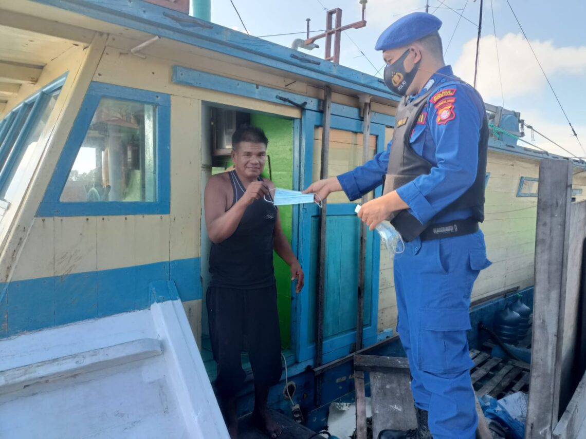 Satpolairud Polres Seruyan imbau Masyarakat Patuh Prokes Covid-19  dengan membagikan masker di lokasi padat aktifitas masyarakat Pesisir Das Seruyan Kuala Pembuang jalan Ais Nasution Kel Kuala Pembuang I Kab Seruyan, MInggu (29/8/2021). Foto : Tbn