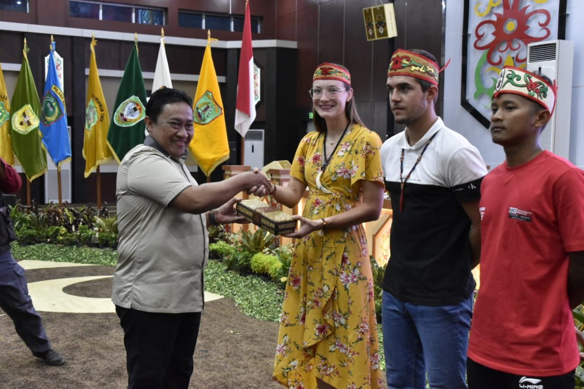 Wakil Gubernur Kalteng Edy Pratowo saat memberikan cinderamata secara simbolis kepada Rider