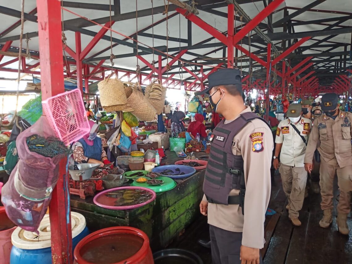 inergitas dan kekompakkan anggota Polri Serta Sat Pol PP di Kabupaten Seruyan Provinsi Kalimantan Tengah terus ditunjukkan dalam berbagai kesempatan, Minggu (29/08/2021) pagi. Foto : Tbn