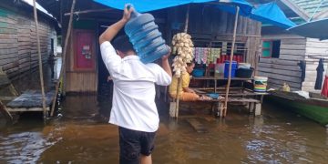 Luar Biasa! Perjuangan Relawan PKS Salurkan Air Bersih untuk Warga Terdampak Banjir di Seruyan