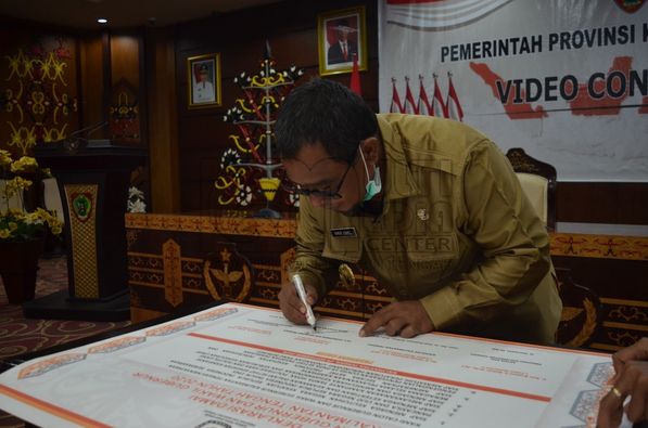 Plt Gubernur Kalteng Habib Ismail Bin Yahya menandatangani Deklarasi Pilkada Damai Pilgub Kalteng, Selasa (29/9/2020). Foto : Ist