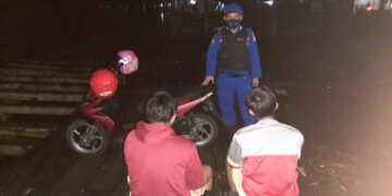 Personil Satpolairud Polres Seruyan Sekaligus Polmas di Bantaran DAS Seruyan