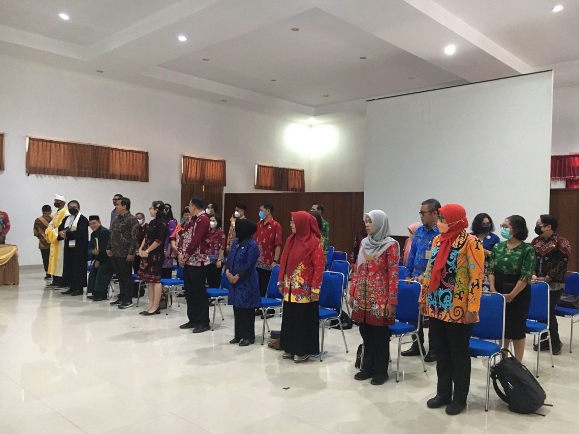 Asisten Bidang Administrasi Umum Setda Prov. Kalteng Sri Suwanto saat melantik dan mengambil sumpah/janji