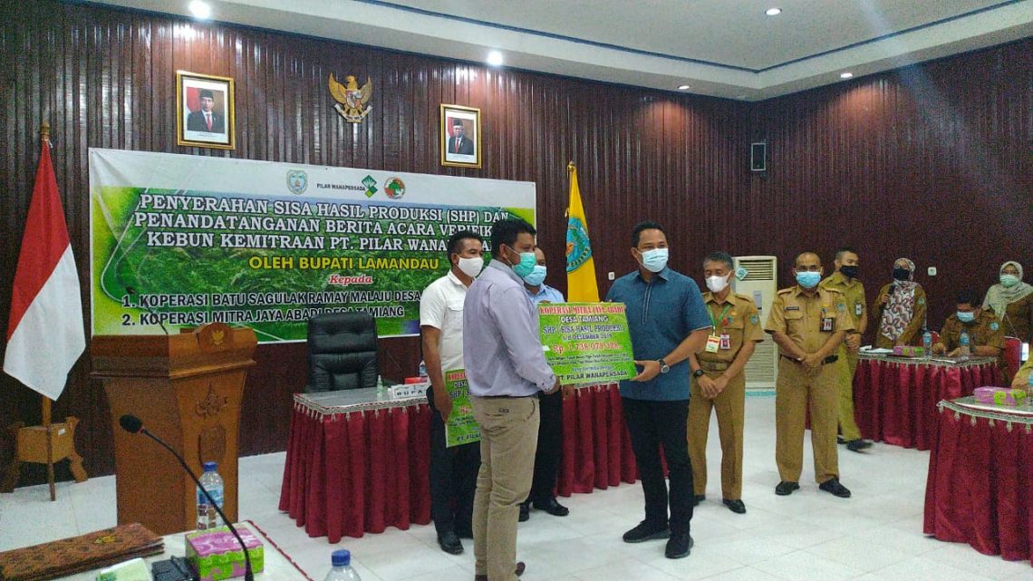 Penyerahan secara simbolis SHP perusahaan kelapa sawit kepada koperasi. Foto : by