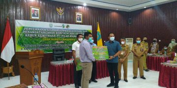 Bupati Lamandau Serahkan SHP PBS Untuk Dua Koperasi