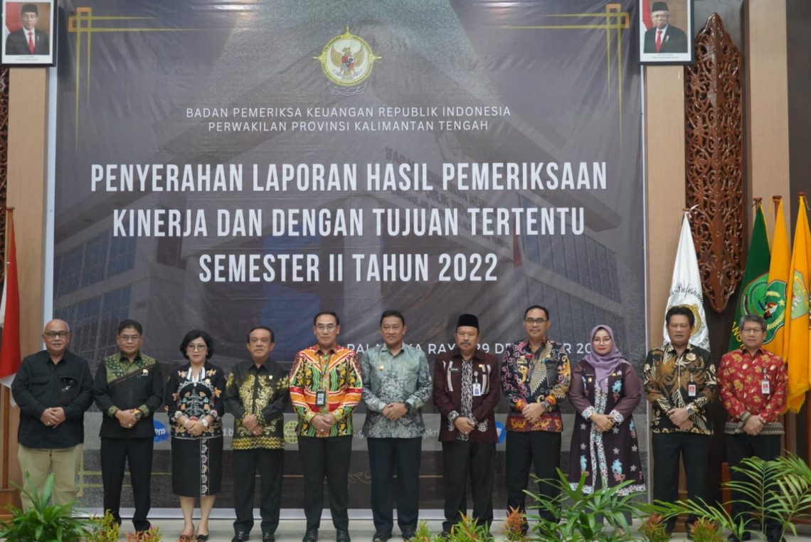 Wagub Kalteng H. Edy Pratowo menerima LHP Kinerja dan DTT Semester II Tahun 2022. Foto : mmc