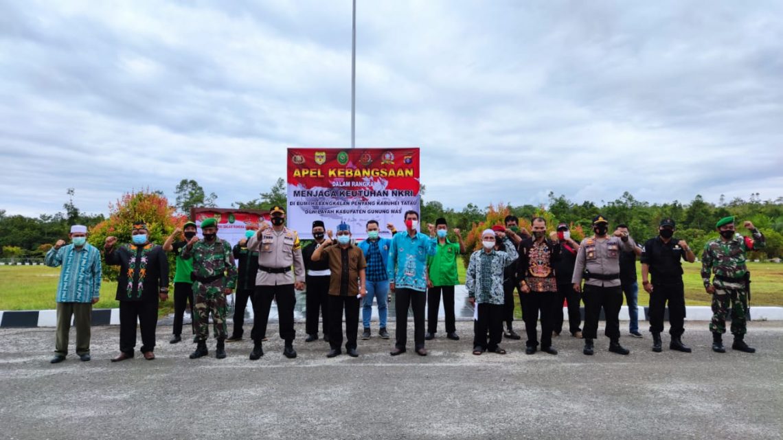 Wakapolres Kompol Theodorus Priyo Santosa, S.I.K., berfoto bersama dengan peserta acara Apel Kebangsaan. FOTO : tbn.