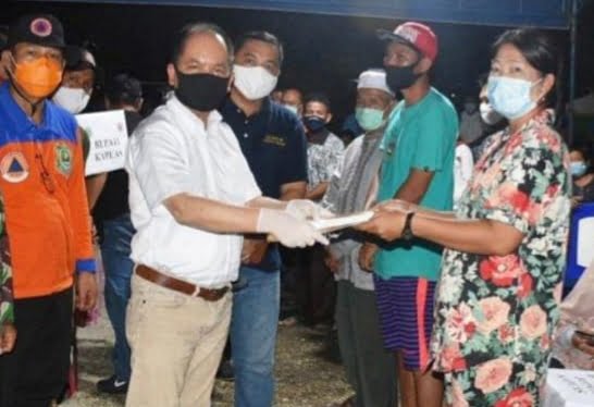 Bupati Kapuas Ben Brahim (kemeja putih) memberikan bantuan kepada warga korban kebakaran pasar Pujon Kapuas Tengah. FOTO : Gaya.