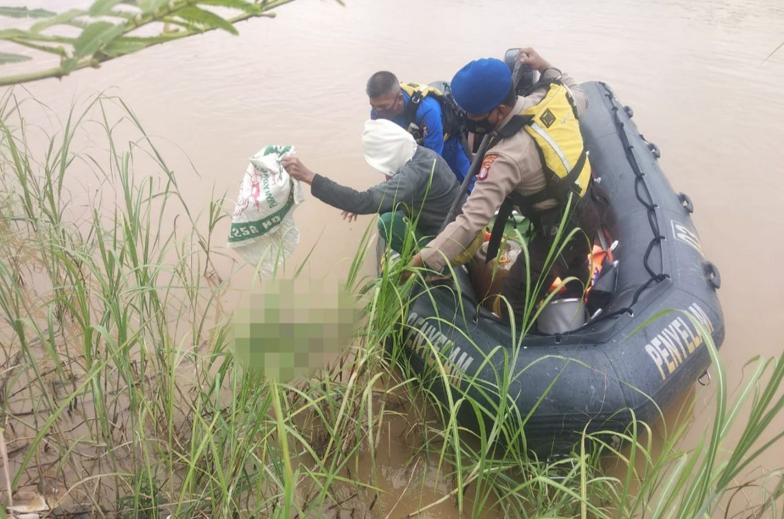 Petugas Polresta Palangka Raya bersama personel Polairud Polda Kalteng sedang mengevakuasi mayat bayi perempuan dari Sungai Kahayan. FOTO : tbn.